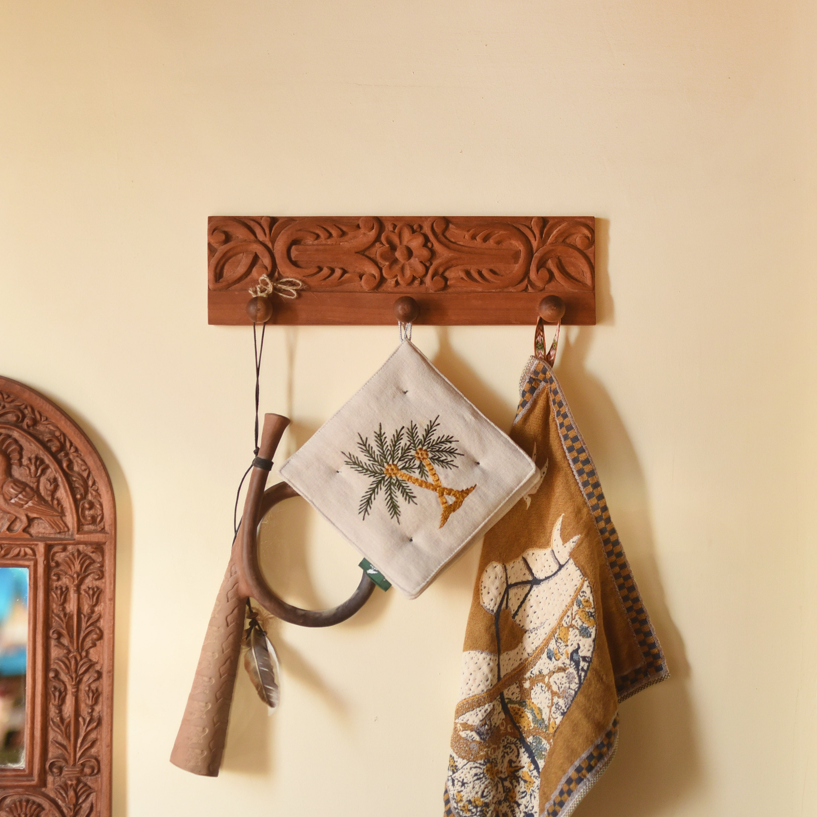 Hand-Carved Mahogany Wall Hook Rack (40 × 11 cm)